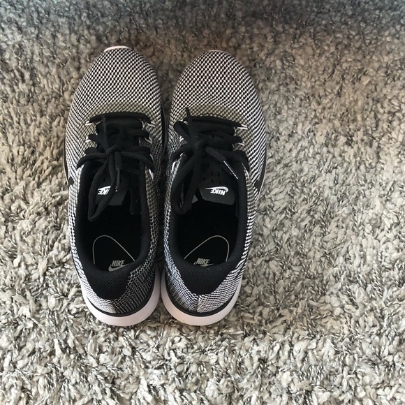 ❌SOLD❌ Women’s Nike Sneakers 👟 - Picture 2 of 5